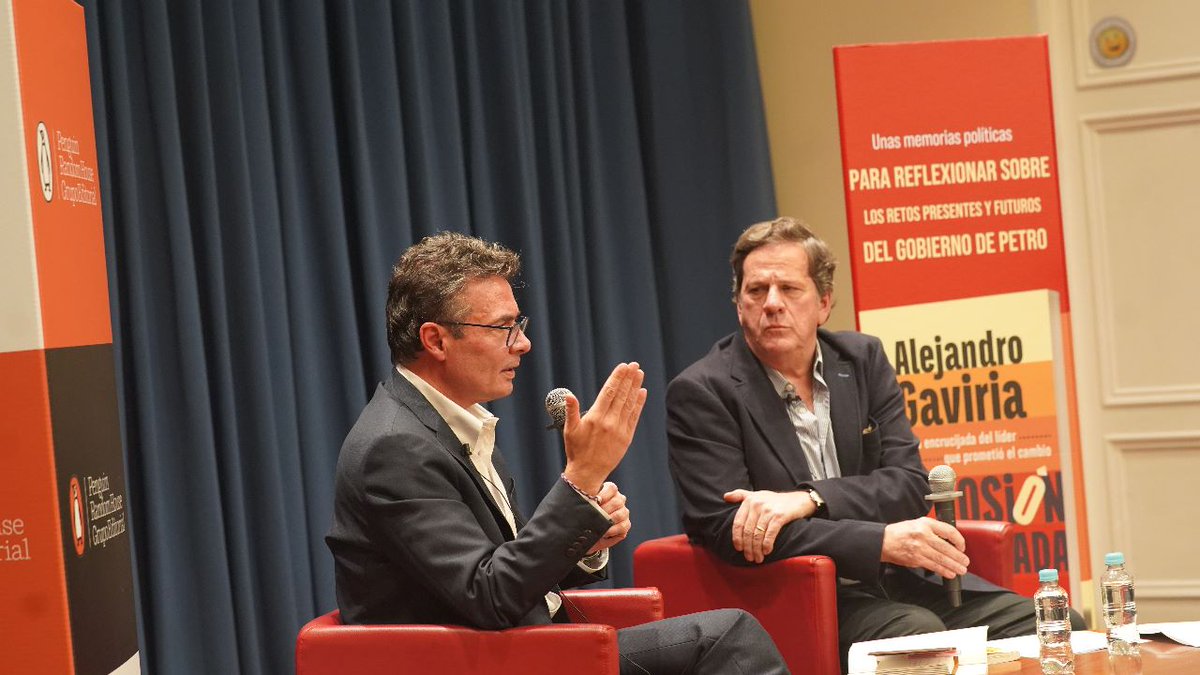 agaviriau's tweet photo. Algunas fotos del lanzamiento de "La explosión controlada".

Gracias a @robertopomboh por la presentación del libro y a todos por la compañía. https://t.co/ngs9ATx3el