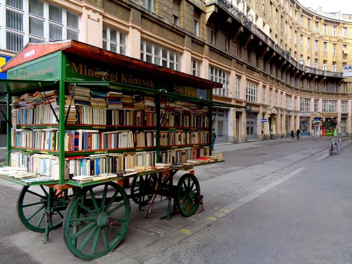 Remembered taking a photo of this bookcart.
Budapest | Jan '20
Belated #BookLoversDay