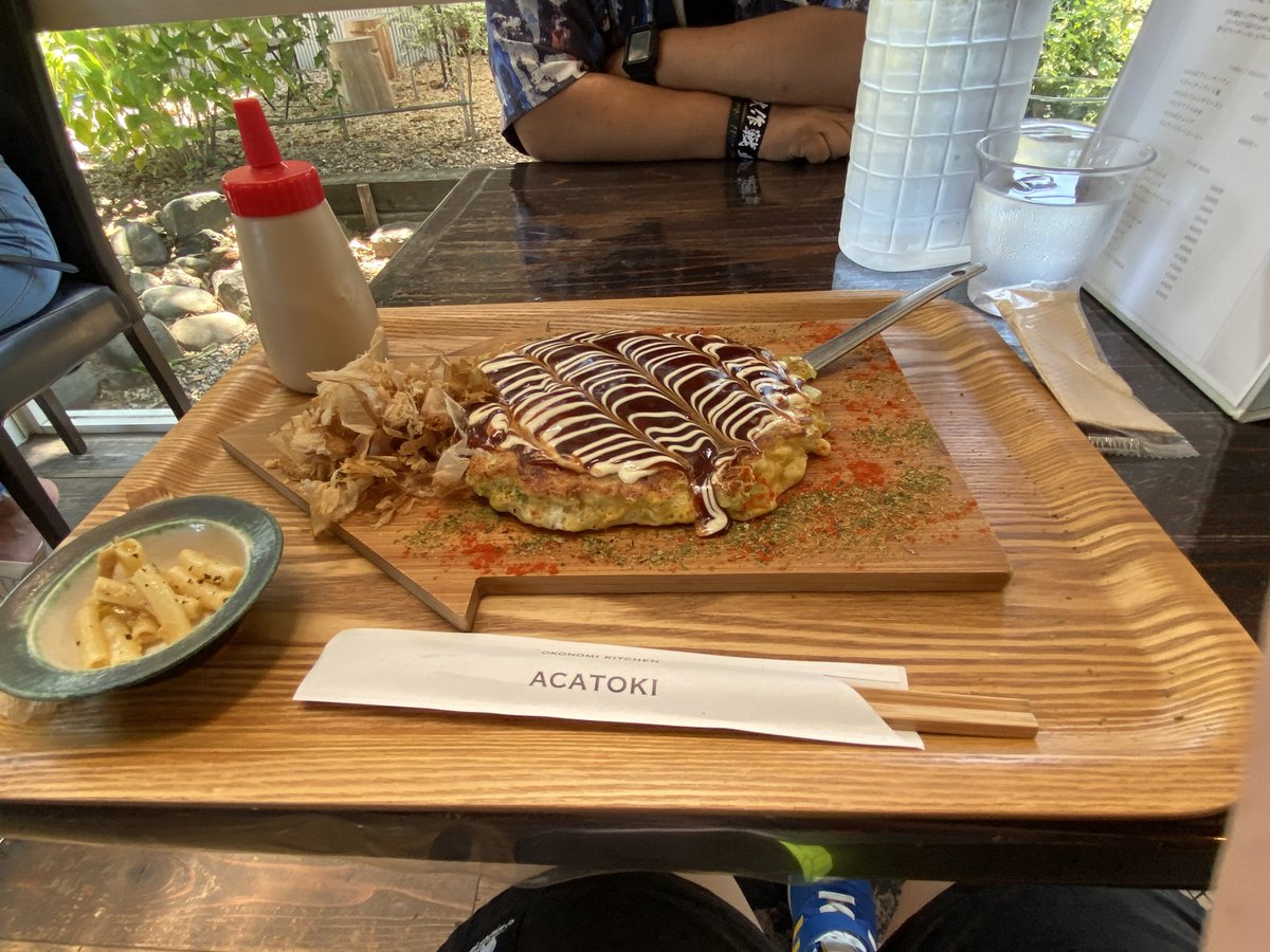 ussie_dotboy's tweet photo. この間は久しぶりに #玉城町 の #acatoki さんでランチ❗️
ホルモン焼きそばも最高だったし、兄ちゃんもお好み焼きをガツガツ食べてました✨
とある方へのご縁で、ついにはじめましてが出来たし、純さんと話せたのも嬉しかった❤️‍🔥街と音楽の接点という意味では目標としてるお方です🥺
#一目瞭然 https://t.co/PQTgajPjSq