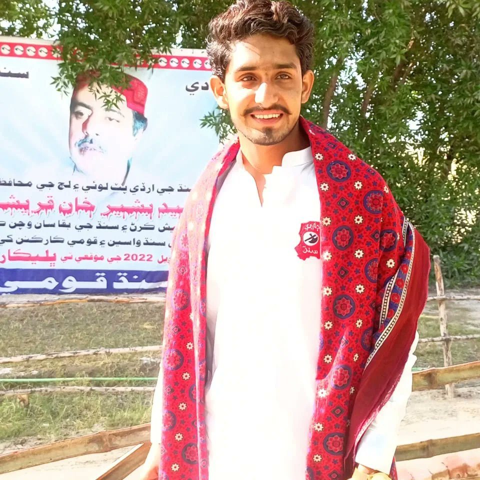 CamredMaha38517's tweet photo. هڪ شخص هو، جنهن جي للڪار ۾ چيڪي مٽيءَ جو هڳاءُ ايندو هو، جنهن جا حوصلا ڪلاچي جي ڪلهن تي چڙهي ٽهوڪا ڪندا ها، ۽ جنهن جي پويان محبت جا قافلا جمالا چوندا ايندا ها، ڌرتِي جي آغوش ۾ اهڙا سپوت صديون پڄاڻان ايندا آهن.
#HBDShBashirKhan https://t.co/jNpP0i3cmL