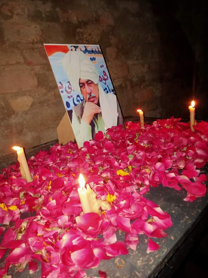 CamredMaha38517's tweet photo. هڪ شخص هو، جنهن جي للڪار ۾ چيڪي مٽيءَ جو هڳاءُ ايندو هو، جنهن جا حوصلا ڪلاچي جي ڪلهن تي چڙهي ٽهوڪا ڪندا ها، ۽ جنهن جي پويان محبت جا قافلا جمالا چوندا ايندا ها، ڌرتِي جي آغوش ۾ اهڙا سپوت صديون پڄاڻان ايندا آهن.
#HBDShBashirKhan https://t.co/jNpP0i3cmL