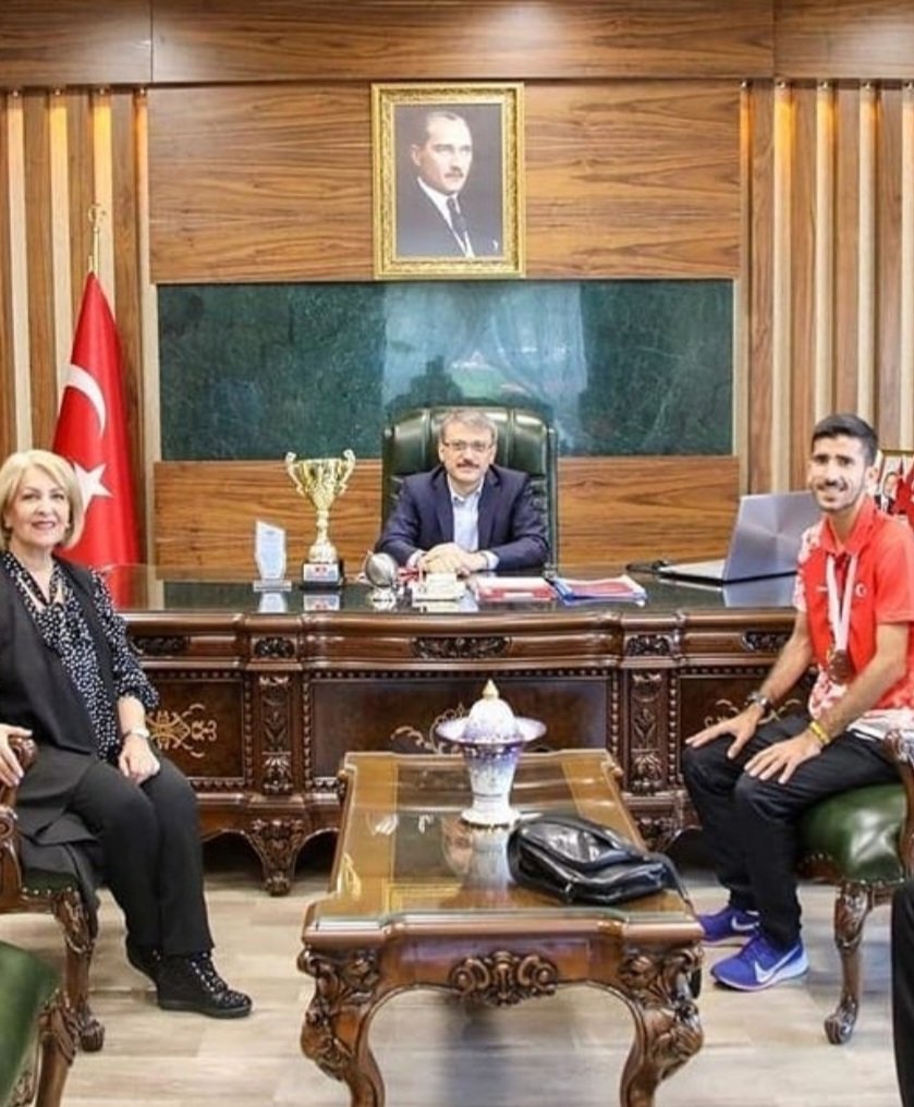 Makamına ne zaman gittiysem benimle özel ilgilenen değerli Valim yolunuz bahtınız açık olsun. Bingöl ve benim için yaptıklarınız unutulmayacaktır. Herşey için çok çok teşekkürler değerli Valim. <a href="/bingolvaliligi/">T.C. Bingöl Valiliği</a> #kadirekinci <a href="/SemiramisKaraar/">Semiramis Karaarslan</a>