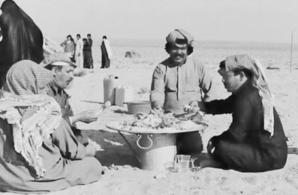 الله يحب الكريم و يستره و يحميه
الموقف الصعب يعرف طيّبه وأبلجه

يكاود النِعم رجلٍ ما عَرفه و يبيه
عز الله ان ما عليه من البياض فلِجه

لبيه .. يا الرَجل الكريم الكبير النزيه
اللي خذا النعم وبدمث الجناب مزجه

من كثر ما يعقر الحايل و تندا يديه
ما فيه صحنٍ لـ هله الا وفيه طعجه