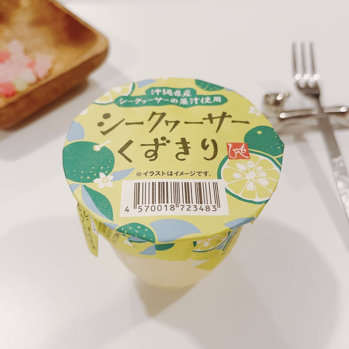 「【カルディ】ちゅるちゅる食感がたまらない!甘酸っぱさがクセになる「爽やかスイーツ」|BuzzFeed Japanのイラスト