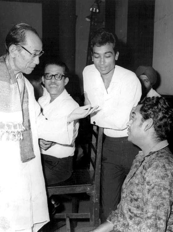 kp0867's tweet image. #SDBurman #vbalsara #bhupindersingh #kishorekumar discussing for movie #prempujari
