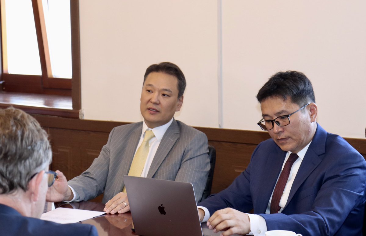tuvdee's tweet photo. Блүүмберг Медиа группийн Global managing director Тодд Бэйр болон Ази-Номхон далайн бүсийн худалдаа эрхэлсэн захирал О’Коннер Клинтон нартай уулзалт хийж, бизнесийн орчин, гадаадын хөрөнгө оруулалтыг татах боломжтой салбарууд болон худалдаа, бүтээн байгуулалтуудын талаар ярилцлаа https://t.co/aPV4ahPZPk