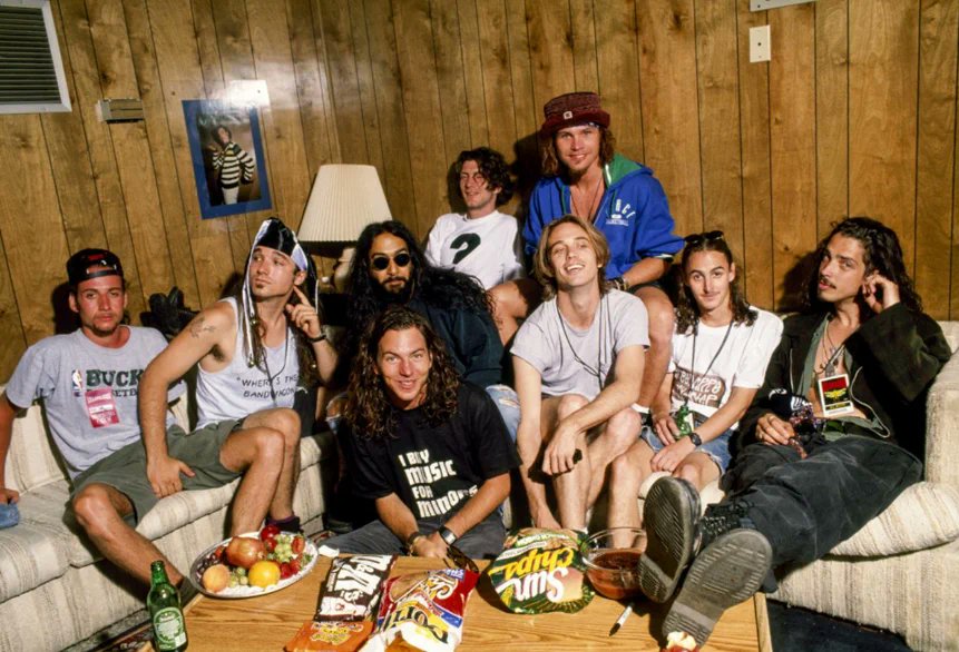 crockpics's tweet photo. Pearl Jam &amp; Soundgarden, 1992. Photo by Jay Blakesberg. https://t.co/40Qi4iK7Ed