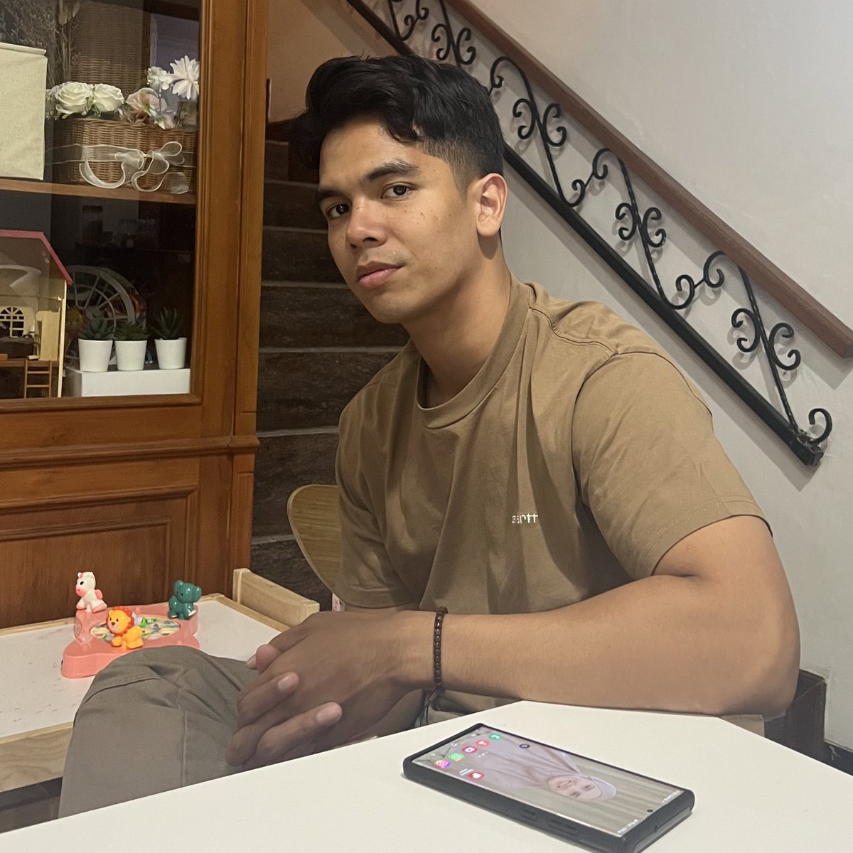 dwihandaanda's tweet photo. Semalem suami gua izin potong rambut, kumis dan jenggot. Pas pulang dia mau surprise in anaknya karna tampilan baru, yang kaget malah gua karna berasa orang asing masuk ke rumah gua. 😭😭😭 https://t.co/SofjZB3KnO