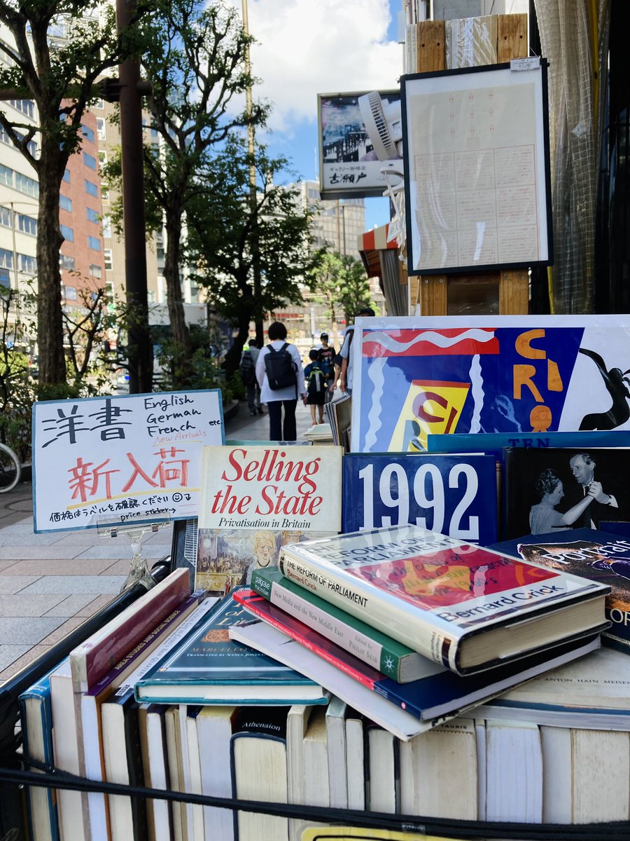 sawatokyokosho's tweet photo. 澤口書店 東京古書店開店してます!
夏真っ盛りな天気です☀️☀️
暑さに負けず本日も営業してます✊❤️🔥
洋書も入荷しました!
お気軽にお立ち寄りください🍉
#澤口書店 #洋書 #secondhandbook https://t.co/TeFoChkYKc