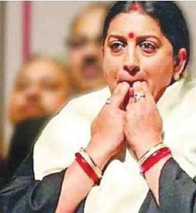 भाजपा की संस्कारी महिला - गोवा में मरे हुए आदमी के नाम से, सत्ता के दम पर फ़र्जी लाइसेंस हासिल कर #Silly_Soul_Bar चलाने वाली, शराब /बीफ परोसने वाली,
आज तक मात्र एक बेटी को बचाते देखी गई वो भी इसकी अपनी -
कल #मणिपुर हिंसा पर गम्भीर चर्चा को मात्र इस एक महिला के झूठे आरोपों की वज़ह