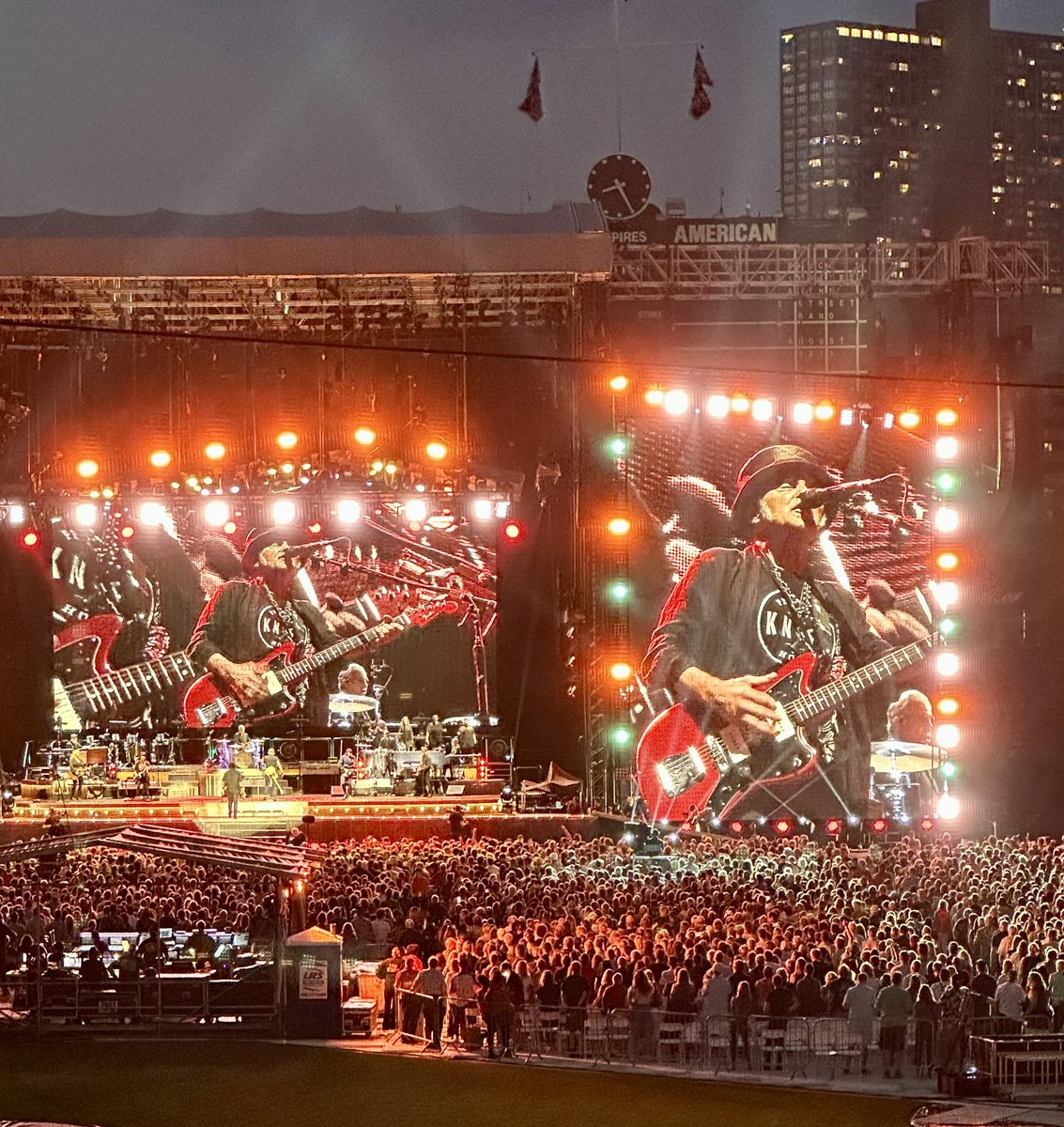 amyjohaworth's tweet photo. There may have been a small spin and it may have been glorious @azsweetheart013
#SpringsteenWrigley https://t.co/34jVFY7Ndq