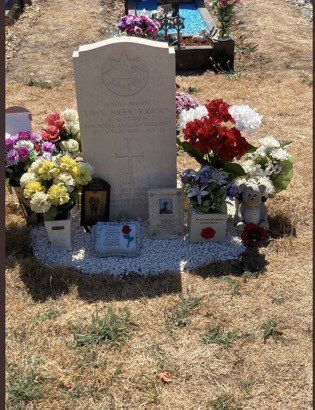 150G512XD's tweet photo. Tony’s final resting place and memorial bench in Eastbrookend Cemetery, Dagenham 🙏😢💔

Thank you for your service Tony ❤️

Lest we forget 🇬🇧

(Thank you to @gantshillhammer for visiting Tony’s final resting place and for allowing me to use his pics) https://t.co/pSKNLDr7C6