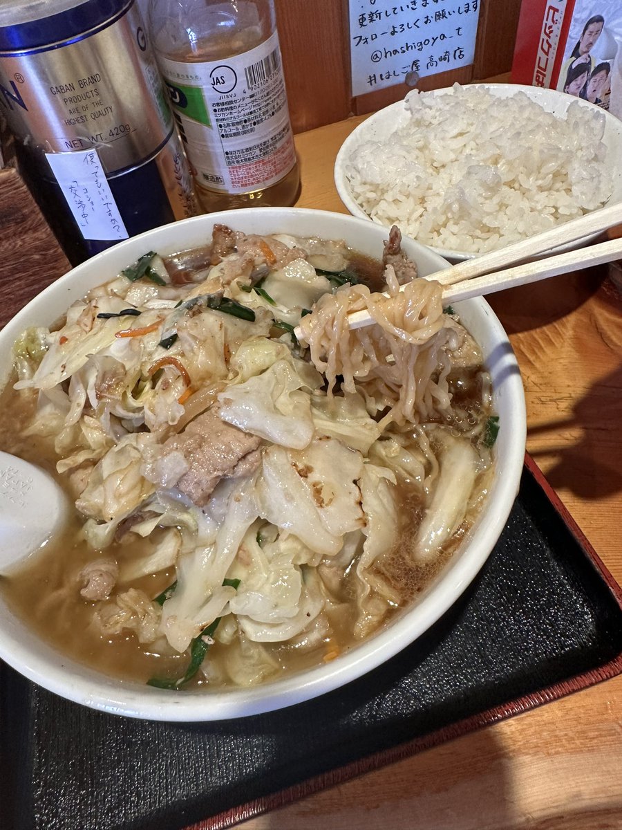 YLYjIfKMTATbLKo's tweet photo. 高崎市飯玉町。一発ラーメンはしご屋高崎店でファイトセット。冷風に四六時中あたりっぱなしである。咳が出る。熱いものを逆に取れば良いと思い立つ。朝はホットコーヒーではじめる。物足りない。ココでガツンと行き猛暑をのり切りたい。そのうち台風が来て涼しくなるだろう。案の定玉のような汗。汗をかいて清々しく店をあとにする。