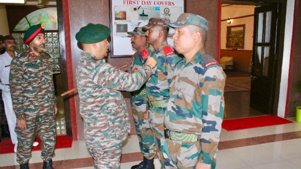 IaSouthern's tweet photo. Lt Gen AK Singh, #ArmyCommander visited #Saugor Military Station & reviewed the Operational preparedness of #ShahbaazDivision as also the training curriculum of #MAHAR Regimental Centre. He commended all ranks for their professionalism and commitment
#SudarshanChakraCorps https://t.co/yIEKVYtFLg