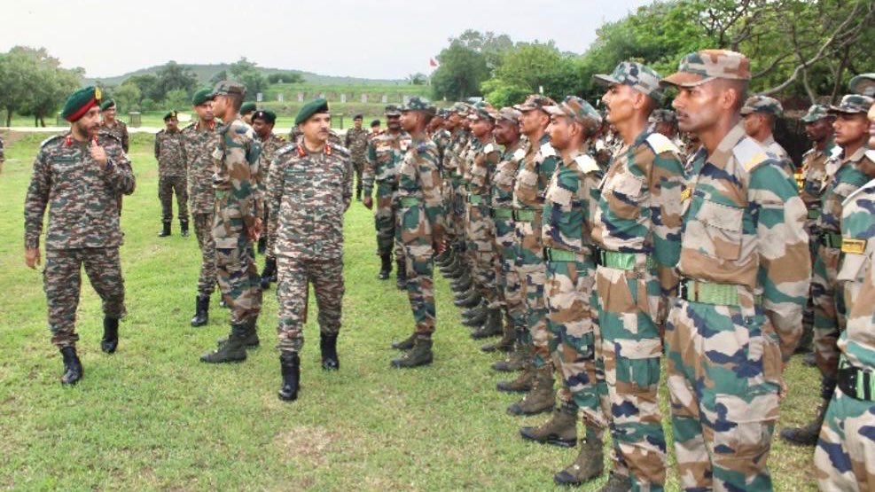 IaSouthern's tweet photo. Lt Gen AK Singh, #ArmyCommander visited #Saugor Military Station & reviewed the Operational preparedness of #ShahbaazDivision as also the training curriculum of #MAHAR Regimental Centre. He commended all ranks for their professionalism and commitment
#SudarshanChakraCorps https://t.co/yIEKVYtFLg