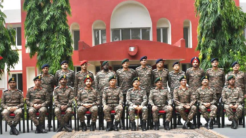 IaSouthern's tweet photo. Lt Gen AK Singh, #ArmyCommander visited #Saugor Military Station & reviewed the Operational preparedness of #ShahbaazDivision as also the training curriculum of #MAHAR Regimental Centre. He commended all ranks for their professionalism and commitment
#SudarshanChakraCorps https://t.co/yIEKVYtFLg