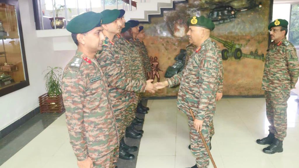 IaSouthern's tweet photo. Lt Gen AK Singh, #ArmyCommander visited #Saugor Military Station & reviewed the Operational preparedness of #ShahbaazDivision as also the training curriculum of #MAHAR Regimental Centre. He commended all ranks for their professionalism and commitment
#SudarshanChakraCorps https://t.co/yIEKVYtFLg