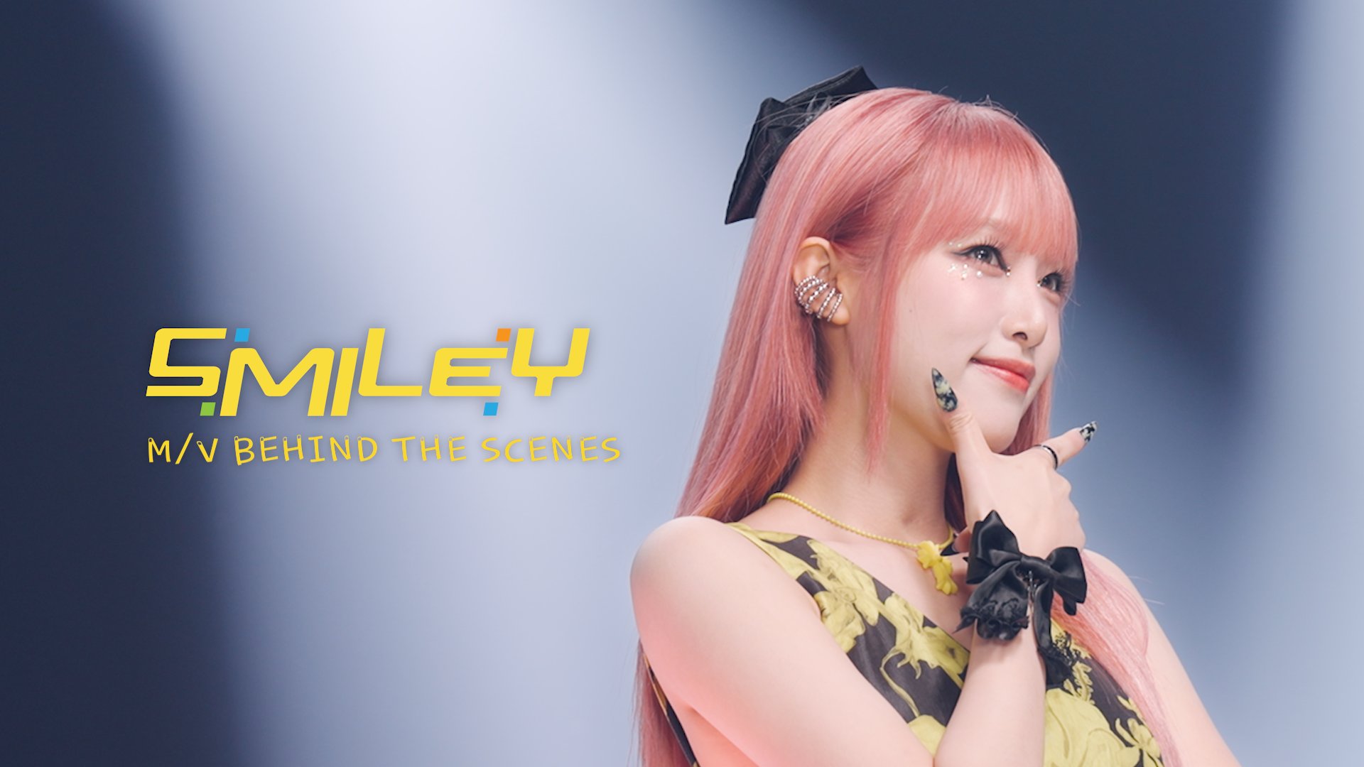 yena smiley behind book イェナ YENA (イェナ) 'SMILEY-Japanese Ver.- (feat. ちゃんみな