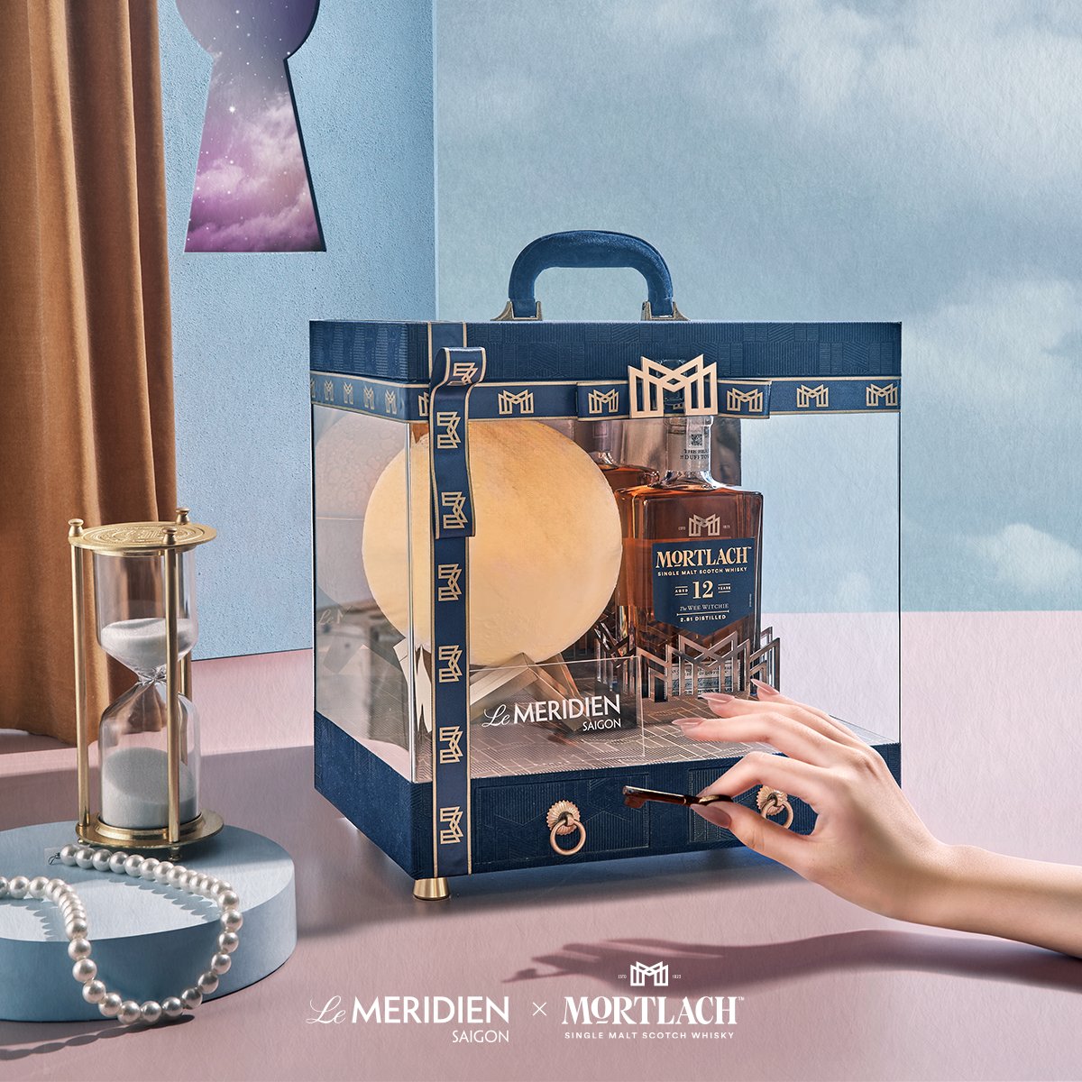 MeridienSaigon's tweet photo. 𝘈 𝘓𝘐𝘔𝘐𝘛𝘌𝘋 𝘊𝘖𝘓𝘓𝘌𝘊𝘛𝘐𝘖𝘕
𝗛𝘆̉ 𝗡𝗴𝘂𝘆𝗲̣̂𝘁 𝗕𝗼𝘅
When the Le Méridien Saigon��s Moon couples up with Mortlach Bottle for a limited-edition release during the midst of Moon Festival.
𝗣𝗿𝗶𝗰𝗲: 𝗩𝗡𝗗 𝟲,𝟴𝟴𝟴,𝟬𝟬𝟬+/𝗯𝗼𝘅
📷 Order Now: https://t.co/nZ5WQ7xGcS https://t.co/q9Dd5uNWXf