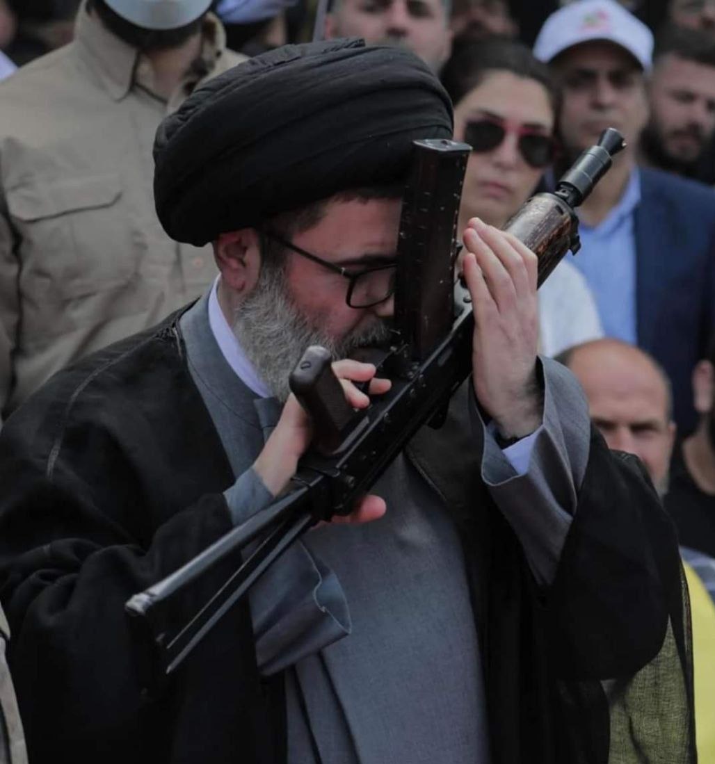 يا أنت سلاحنا لم يغمض جفنيه
في قلب علي (ع) مذ بات على فراش محمد (ص)...
حاضرون في كل ساح لن ولم نترك السلاح لبيك يا ابن فاطمة لبيك يا نصر الله...