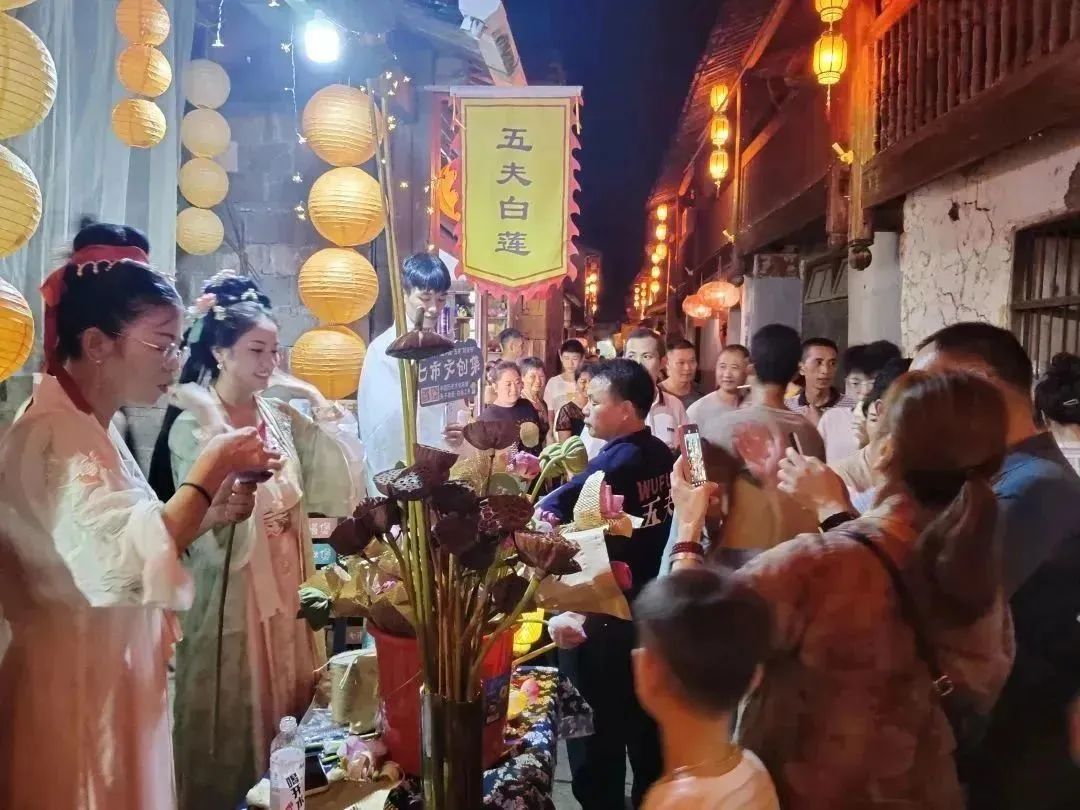 HolaFujian's tweet photo. On August 5, the 11th China Wufu Lotus Festival commenced in #Wufu town, Wuyishan city, #Fujian, China. The diverse range of activities has attracted numerous visitors and photography enthusiasts. https://t.co/9UsNQgOQE1