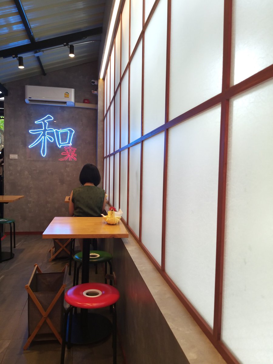 Ongcharles9's tweet photo. J Park, Thong Lor. #bangkok #thonglor #ramen #noodle #shoyu #broth #japaneseramen #chasu #lunch #japanesenoodle #soupnoodle #バンコク #トンロー #ラーメン #麺 #醤油 #スープ #ジャパニーズラーメン #チャーシュー #ランチ #ジャパニーズヌードル #スープヌードル #noname #nonamenoodle https://t.co/d5wSWIOPkk