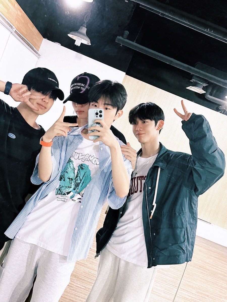 EVNNE_official's tweet image. [📸]
EVNNE이네🏠
룸메이트 최.초.공.개
이 조합… 기대된다 💘

#EVNNE #이븐 
#박한빈 #이정현 #지윤서 
#케이타 #유승언 #문정현 #박지후