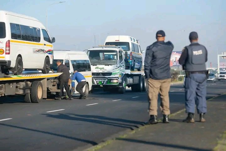 MDNnewss's tweet image. British doctor, 40, was murdered in Cape Town after taking a wrong turn at the airport and getting caught up in violent strike by taxi drivers.

#TaxiStrike #MDNnews SANTACO