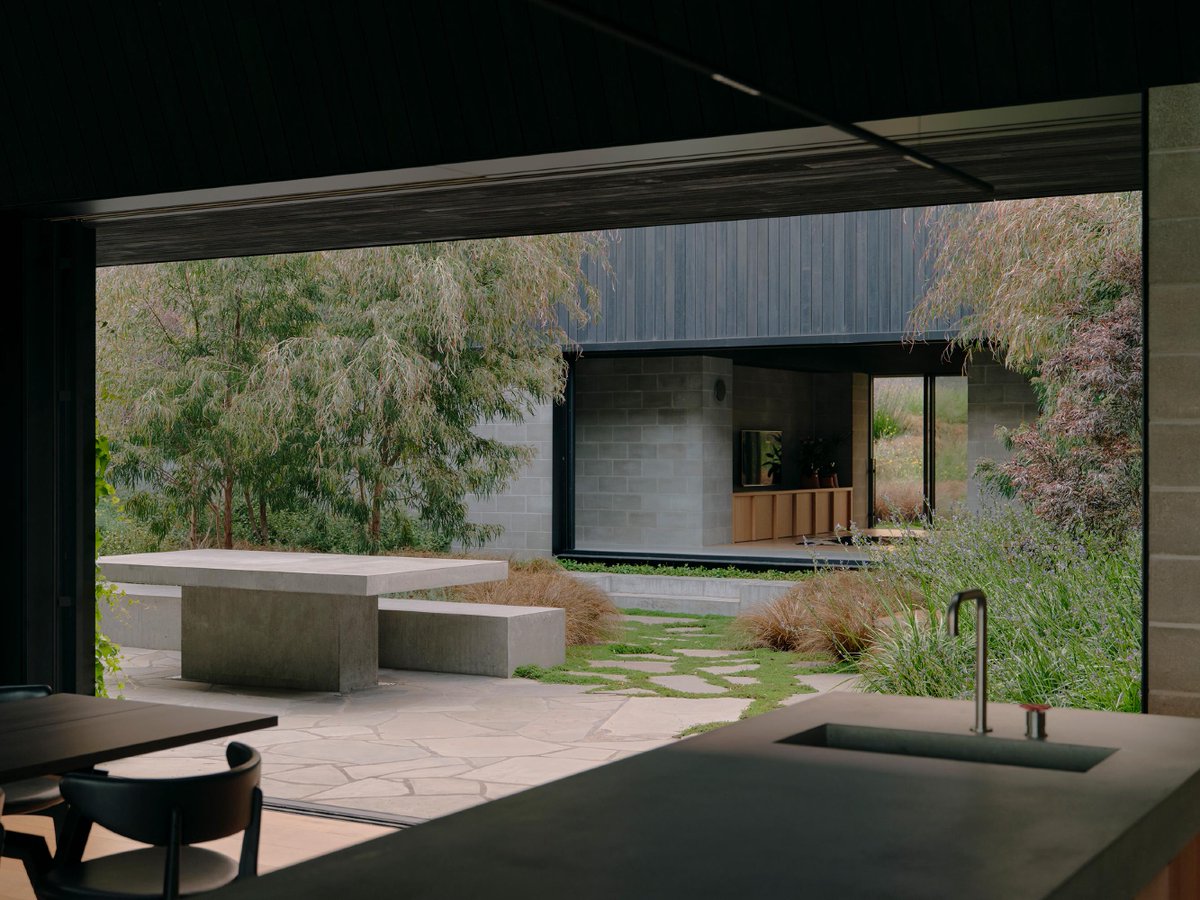 S_SOSTENIBLE's tweet photo. CORTIJO MERRICKS 👉 https://t.co/MSBICSI2xn
#Arquitectura MICHAEL LUMBY, NIELSEN JENKINS Tom Ross 📸: Tom Ross vía @ArchDaily 
#Arquitecturademadera #MaderayConstrucción @Maderayconstruc https://t.co/C0cpS3w6VE