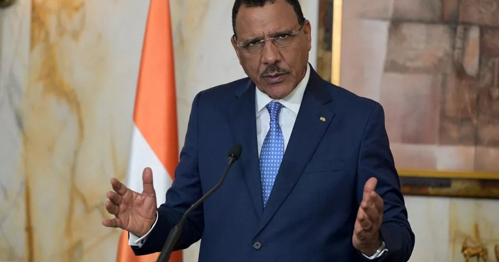 WorldNewsFlare's tweet photo. Ousted Niger President's Dire Situation: House Arrest Leaves Him Struggling for Food 2 Weeks After Coup 😔🏠 

#Niger #Crisis #Nigeria #coup  THE DRESS IS BLUE BLUE DRESS #Jailer Hulu lorde ANYA Meghann Lita Sam Harris The FBI APOLOGIZE TO LISA lorde SADIE https://t.co/uaVtPMEBcy