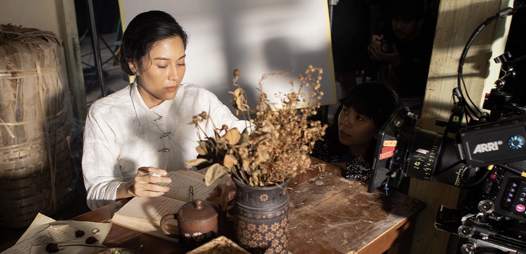 FilmIndoSource's tweet photo. Netflix original series ‘GADIS KRETEK’ will be released internationally under the title of ‘CIGARETTE GIRL’, the logline reads:

“Amid the evocative blend of flavorful spices to create the perfect kretek cigarette, two souls embark on an epic romance set in 1960s Indonesia.” https://t.co/dLbjwunn1N