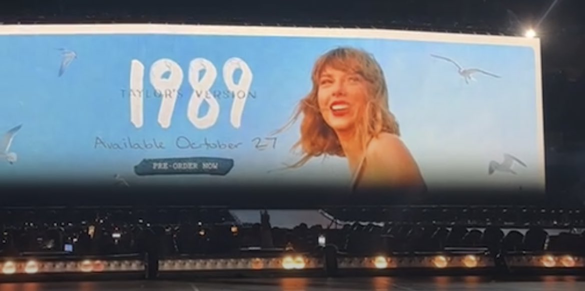 TSwiftFranceFan's tweet photo. 💙 Taylor vient d’annoncer que 1989 (Taylor’s Version) sortira le 27 octobre prochain! https://t.co/6IChBCl3XB