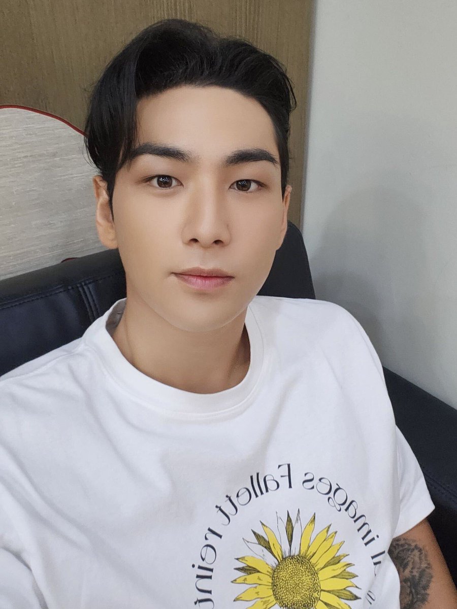 this_is_baekho_'s tweet photo. [#B_hind]
회원님~ 근손실 와요~🏃
가광 들으면서 스쿼트 50회~ 💪😄

#백호 #강동호 #BAEKHO #KANGDONGHO
#이은지의가요광장 https://t.co/yDzIpSxYaO