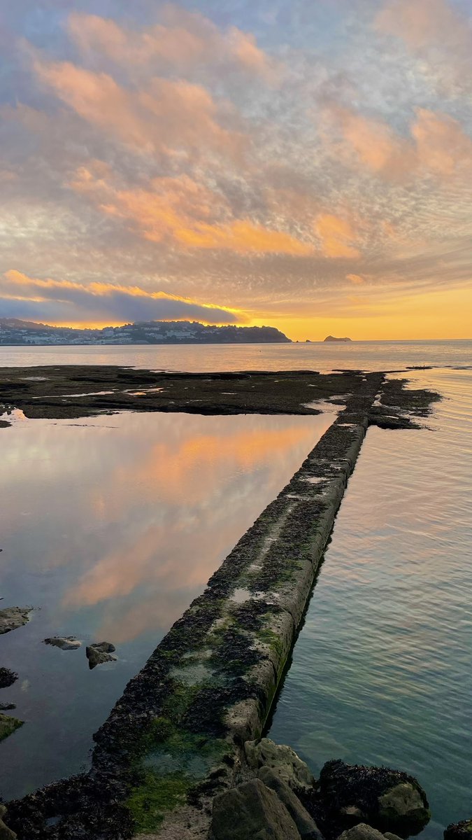 BeardsmoreTim's tweet photo. Mindfulness - inspirational. Close you eyes and open your mind ❤️🙏🏻
@DPT_NHS @DPT_Jobs 
@EnglishRiviera 
@TorBayHarbour 
@VisitDevon 
@GreatDevonDays 
@DevonLife 
#Mindfulness 
#beachlife 
#neverfinished
#getoutside https://t.co/DGrwDYdX1u