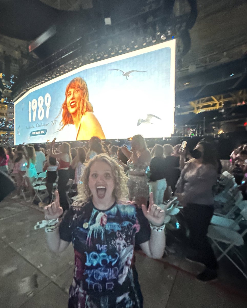 marleyharper's tweet photo. I WAS AT TAYLOR’S 1989 ALBUM LIVESTREAM/ ANNOUNCEMENT IN 2014 AND I WAS AT THE 1989 (TAYLOR’S VERSION) ALBUM ANNOUNCEMENT TONIGHT 🥹😭 #LATSTheErasTour https://t.co/mHaXHRX99l