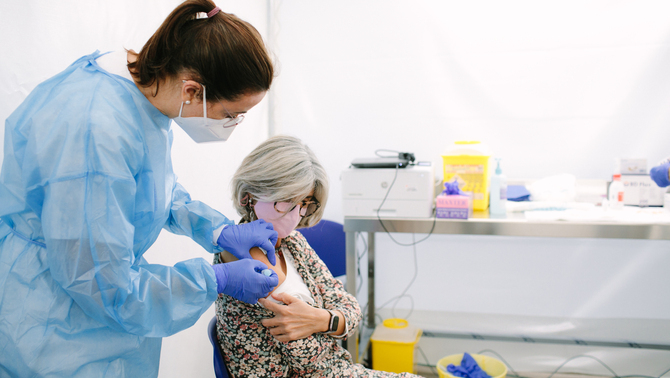 3CatInfo's tweet photo. L'OMS alerta que la variant Eris de la covid pot fer augmentar els casos arreu del món
https://t.co/08PYLzdCeZ https://t.co/Clkkke396n