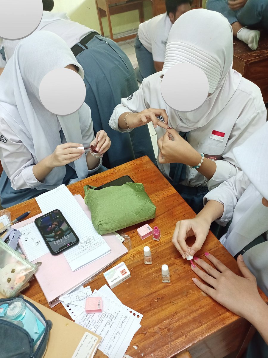 onlyoenaa's tweet image. break time! 💅🏼💖✨