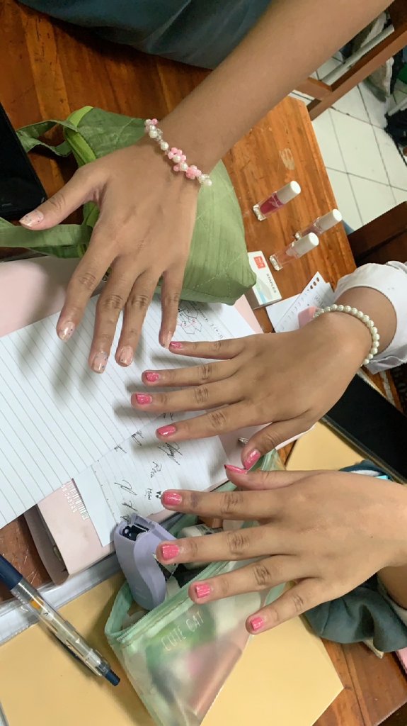 onlyoenaa's tweet image. break time! 💅🏼💖✨