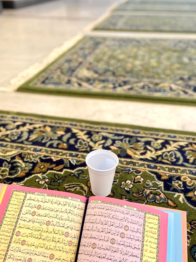 Amall_9999's tweet photo. لا تترك وردك من القرآن لكثرة الانشغال
فإنك ستبقى دائمًا مشغول ماحييت، 
ولن تتفرغ تمامًا إلا حين تموت! 
فاغتنم فرصة عمرك وزاحم اشغالك ببركة القرآن وتصيّد الأوقات الثمينة واجعلها للقرآن💕🌧️" https://t.co/tNLzpGfJ4q