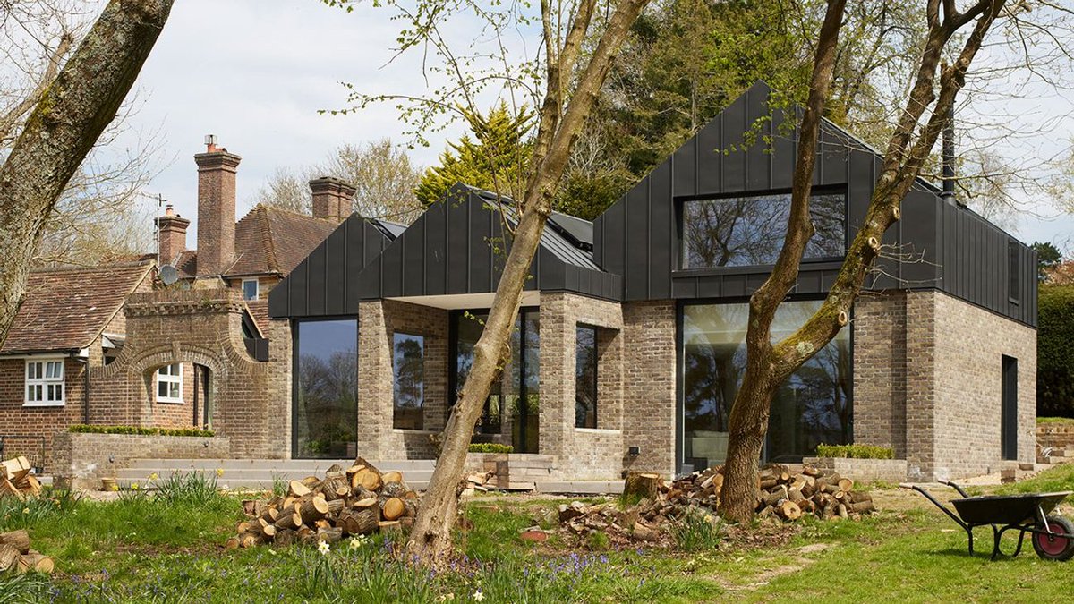 The Old Apple Store by <a href="/SelenckyParsons/">Selencky Parsons</a> replaces a greenhouse with a large house extension that opens on to views of the surrounding Sussex landscape #ribajreview ow.ly/2QL050PvWaF