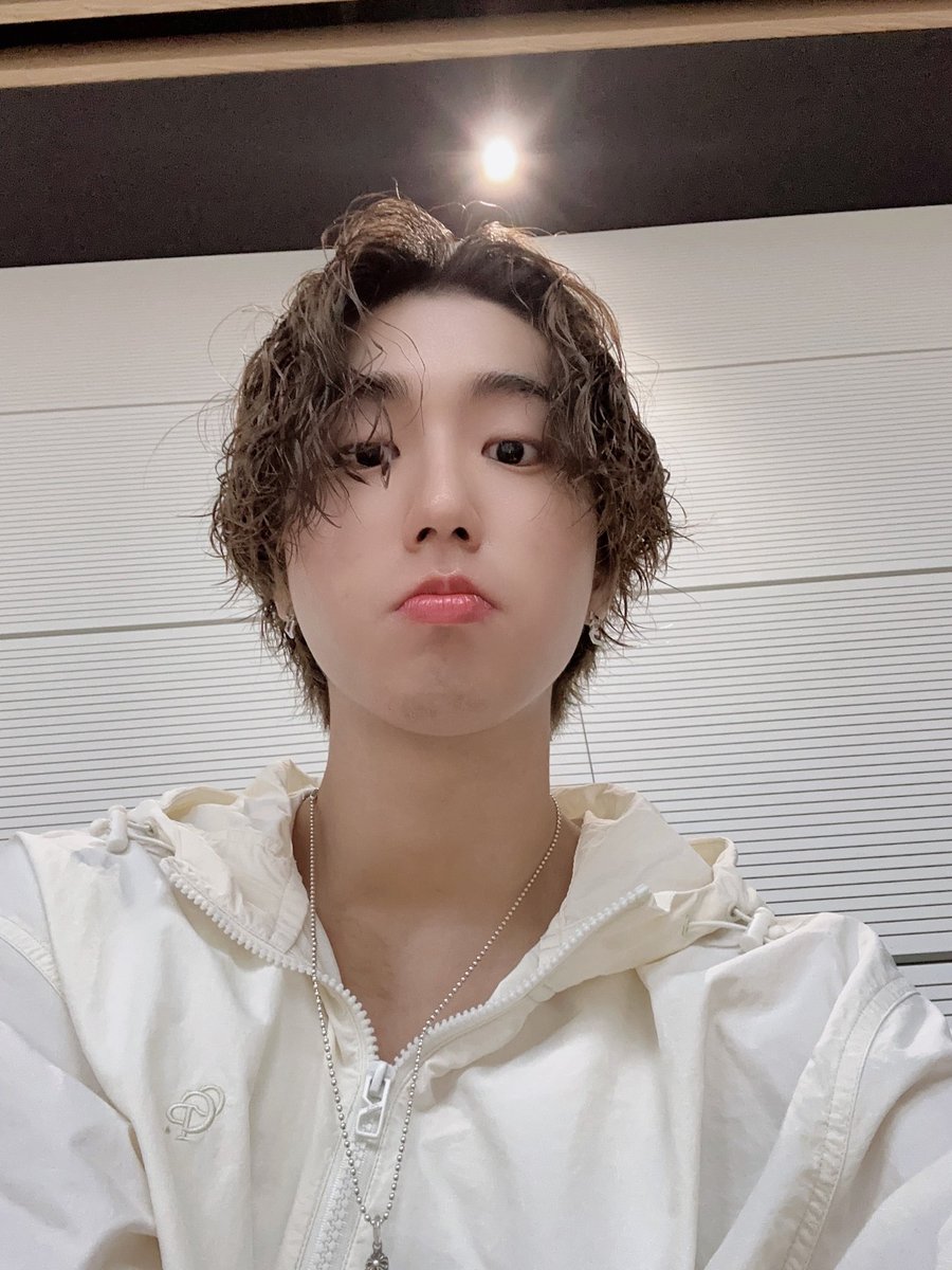 sungverse_'s tweet photo. as vezes me acho estranha por eu ser uma adolescente de 16 anos, surtando por causa de uma foto de um homem adulto de 23 anos https://t.co/EPv1C8SDUc