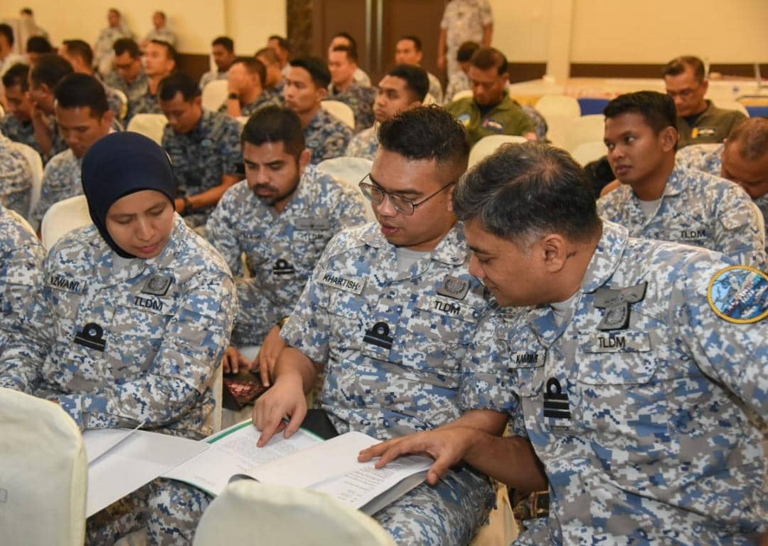tldm_rasmi's tweet photo. Next step.

Laksda @fmyeor, Pengarah Eksesais #EksANGSA Siri 14/23 diberi taklimat peperangan maritim oleh tim perancang eksesais hari ini. Intensiti fasa berikutnya akan lebih mencabar, lebih menuntut kedua angkatan untk siapsiaga sebilang masa.

#NavyNews
#AngkasadanSamudera https://t.co/V9yKXTcgpW