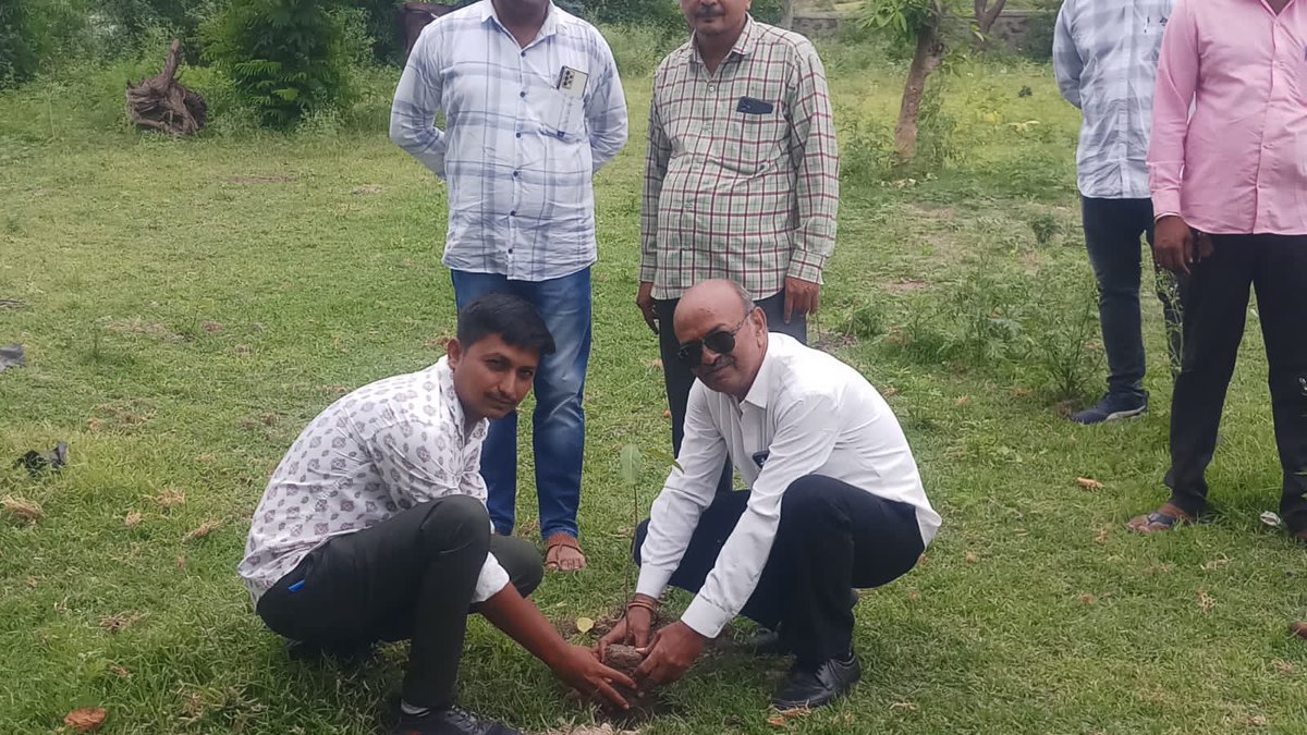 tcmbhimdad's tweet photo. ભીમદાડ ગ્રામ પંચાયત દ્ધારા  શહીદ વિરો ને વંદન તથા શ્રદ્ધાંજલી માટે મારી માટી મારો દેશ અન્વયે કાર્યક્રમ નું આયોજન કરવામાં આવ્યું. ,@Bipinparmar3318 @DDOBOTAD https://t.co/RpaEXqViDy