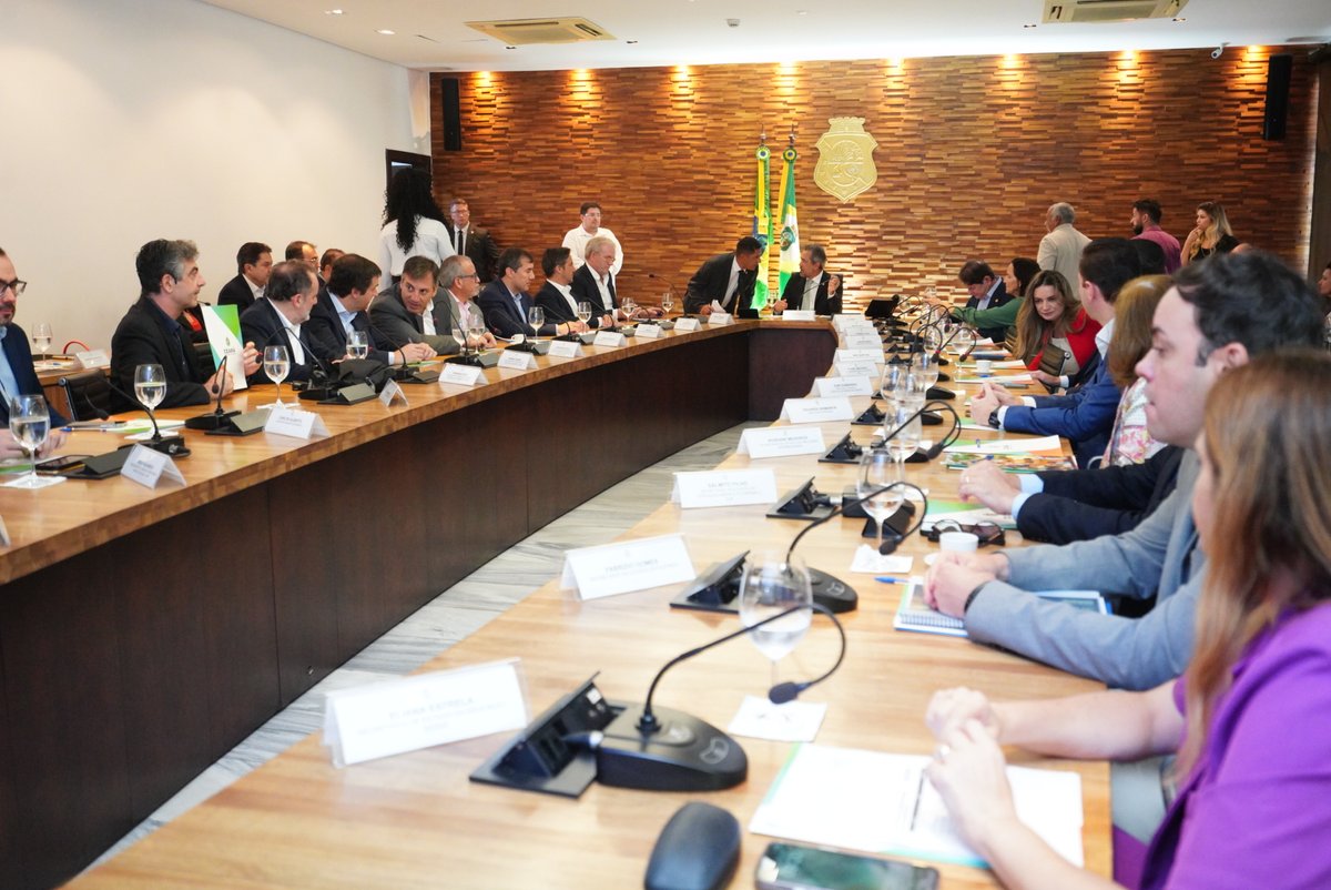 Brazil has all the building blocks to be a leader in the global #GreenHydrogen trade. 🌍 Our team today met with the Governor of Ceará to chat about our project in Pecém, emphasising the importance of creating legislation that incentivises #GreenEnergy projects in the region. 🤝