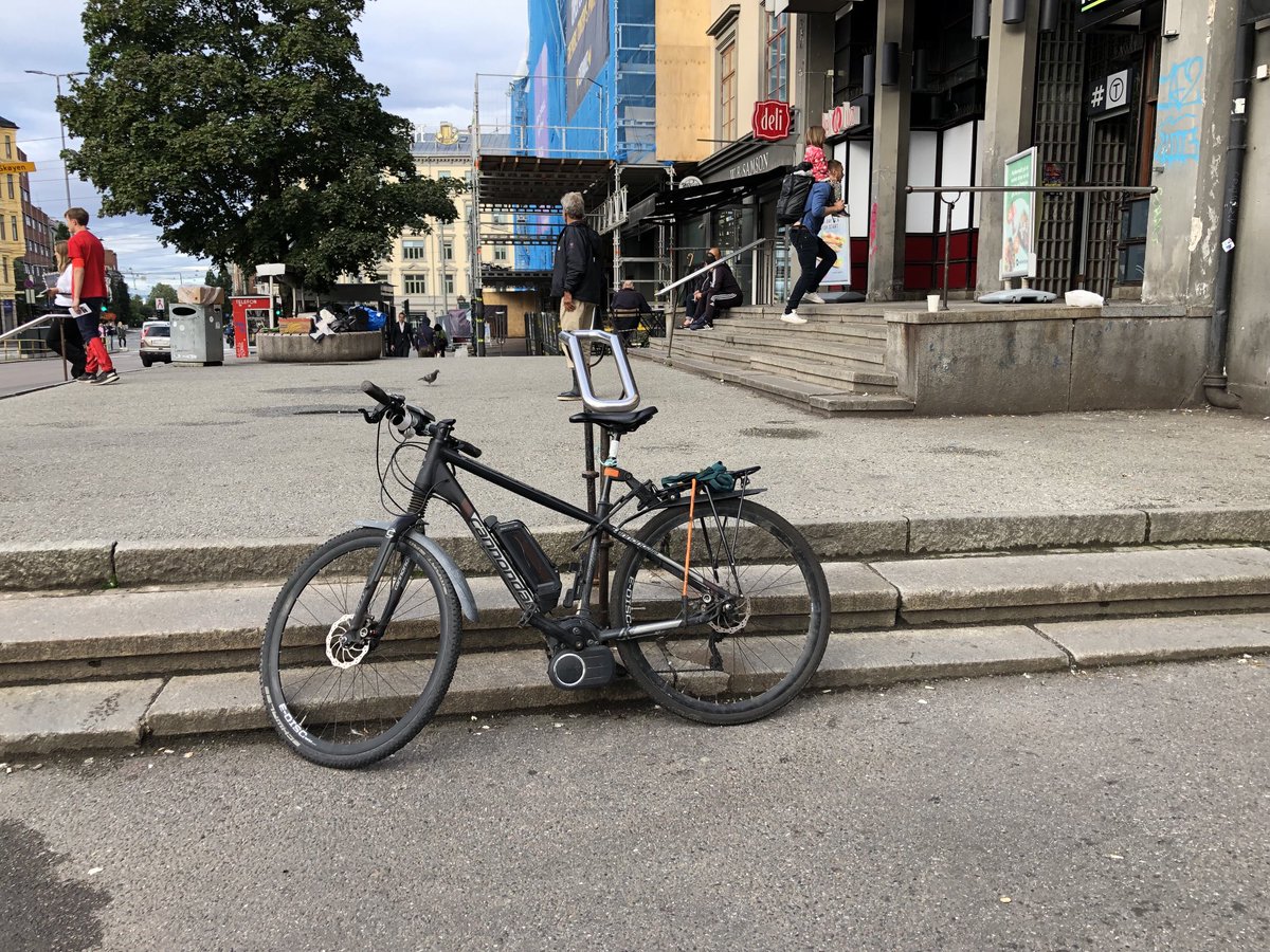 Norges Blindeforbund Oslo (@nbfoslo) on Twitter photo Kjære syklist, når du låser sykkelen din fast til trappegelenderet ned fra Majorstuhuset, lager du en farlig snublefelle for svaksynte og blinde og hindrer bruk av gelenderet for alle som trenger det ellers. Hva med flere sykkelstativ her i området <a href="/sirinstav/">Sirin Stav</a> ? Kjære syklist, når du låser sykkelen din fast til trappegelenderet ned fra Majorstuhuset, lager du en farlig snublefelle for svaksynte og blinde og hindrer bruk av gelenderet for alle som trenger det ellers. Hva med flere sykkelstativ her i området <a href="/sirinstav/">Sirin Stav</a> ?