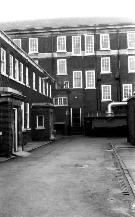 _ClareProctor's tweet image. 36 years today (1986) since I started in the NHS-at Nottm District HQ; the old Children’s Hosp. Car photo is from 4/5/89 when I got married. The offices behind - where I worked then - are where I am again working now! @TeamCAS3 @hart21_rmh @Simondroe @JohnPeach3 @StephanieSzolin