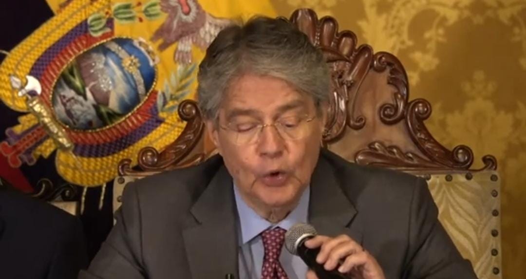 ElDatoEcua's tweet photo. #Urgente  Se declara Estado de Excepción por grave conmoción interna en todo el territorio nacional por 60 días.

🟡 Se dispone movilización de Fuerzas Armadas 

🟡 Se disponen las requisiciones a las que haya lugar Policía Nacional y FFAA quedan autorizadas para hacer uso legítimo y excepcional de la fuerza en contextos de control de orden público, protección interna y seguridad ciudadana

🟡 Limitar el derecho a la libertad de reunión, "en estricta relación con los motivos del decreto"

🟡 Se suspende el derecho a la inviolabilidad de domicilio. "Consistirá en la posibilidad de realizar inspecciones y requisas por la fuerza pública, tendientes al hallazgo de espacios de almacenamiento de sustancias, armas y explosivos, así como para desarticular amenazas".