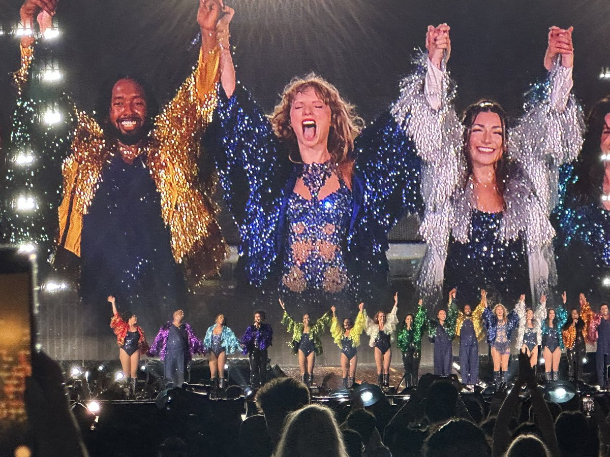 ACABOU! Taylor finalizou o ÚLTIMO show da primeira etapa da "The Eras Tour" nos EUA.

Foram 53 SHOWS de mais de 3 HORAS cada. Não importa se chovesse, se o elevador desse problema, se ela estivesse gripada... Taylor honrou o seu público com shows IMPECÁVEIS e que arrastaram