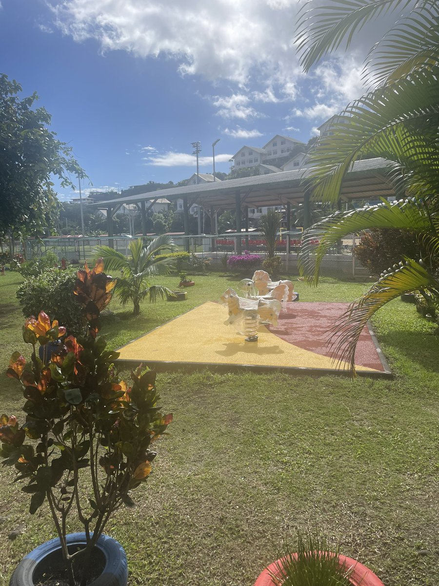 SandDezerville's tweet photo. Visite des écoles de Pira’e en présence du maire et des services scolaires et techniques, des directrices et de la @circonscription Papeete Pira’e…nos cours sont fleuris et aménagés pour jouer …et encore jouer à tous les âges  @ienneuro https://t.co/pmy27YwAQc