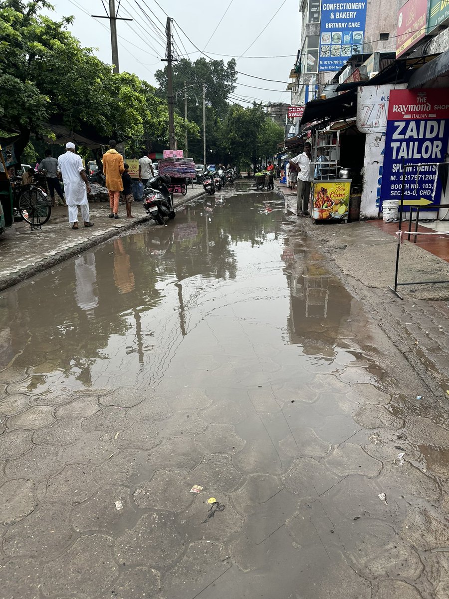 shishupaul02's tweet photo. Near masjid of #Burail in #Chandigarh , shop keepers are doing their business in full but not interested to keep area clean , so that public could walk easily. @MCChandigarh @chandigarh_admn @gupta_anup @kanwarrana9 https://t.co/LZlgPJlyON